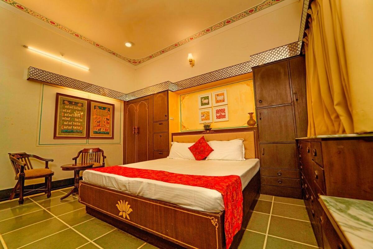 Santosh Villa - The House Of Antiques And Art Udaipur Exterior photo